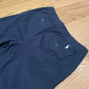 Mörkblå byxor från Ralph Lauren - Säljer nu ett par riktigt snygga polo Ralph lauren prepster stretch chino pants i storlek 14y 150-155 cm. Som är väldigt sparsamt använda. Nypris 1200. Kan gå ner i pris vid snabb affär. 