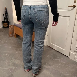 Blå ZARA jeans  - Blå jeans med medelhög midja från Zara i storlek 36 som tyvärr är för små för mig! Jag på bilden är 167 cm. Sparsamt använda och därför nästan som nya! Skriv för mått!🥰💘