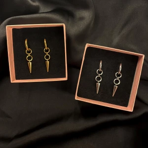 Örhängen med konformade hängen - Snygga örhängen i både guld och silver i rostfritt stål. Ett par kostar 99kr. Perfekta för att ge din outfit en snygg touch!Passar både till vardags och fest. Perfekt att ge bort i present eller att själv bära. Våra smycken skickas i en smyckespåse, köpt till en presentask för endast 19kr. Vi på Monile UF skänker desutom 10% av våran vinst till Barncancerfonden så genom detta köp så bidrar du även till något större!✨💞