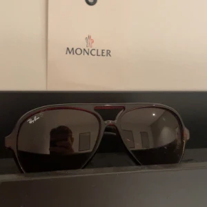 Rayban solglasögon - Snygga svarta solglasögon från Ray-Ban med en klassisk design. Perfekta för att ge en stilren look. Storleken är ONE SIZE. (Köpta för 1499 och säljer för 599)