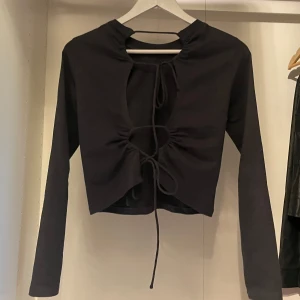 Grå långärmad topp med öppen rygg från motel rocks  - Snygg grå långärmad topp med öppen rygg från motel rocks. Endast använd ett fåtal gånger och i perfekt skick.