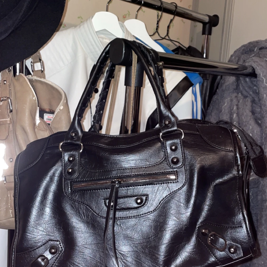 Svart axelväska med dragkedja - 90