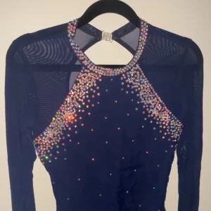 Konståkningsklänning - Säljer min vackra mörkblå konståkningsklänning på grund av att den är för liten för mig. Klänningen är glittrig och elegant, perfekt för tävlingar eller uppvisningar. Den är i gott skick men saknar några diamanter, vilket är anledningen till det låga priset. Storlek: 16 Pris: Lågt pris, diskuteras vid intresse Plats: Stockholm  Skicka gärna ett meddelande vid frågor eller om du vill prova den!