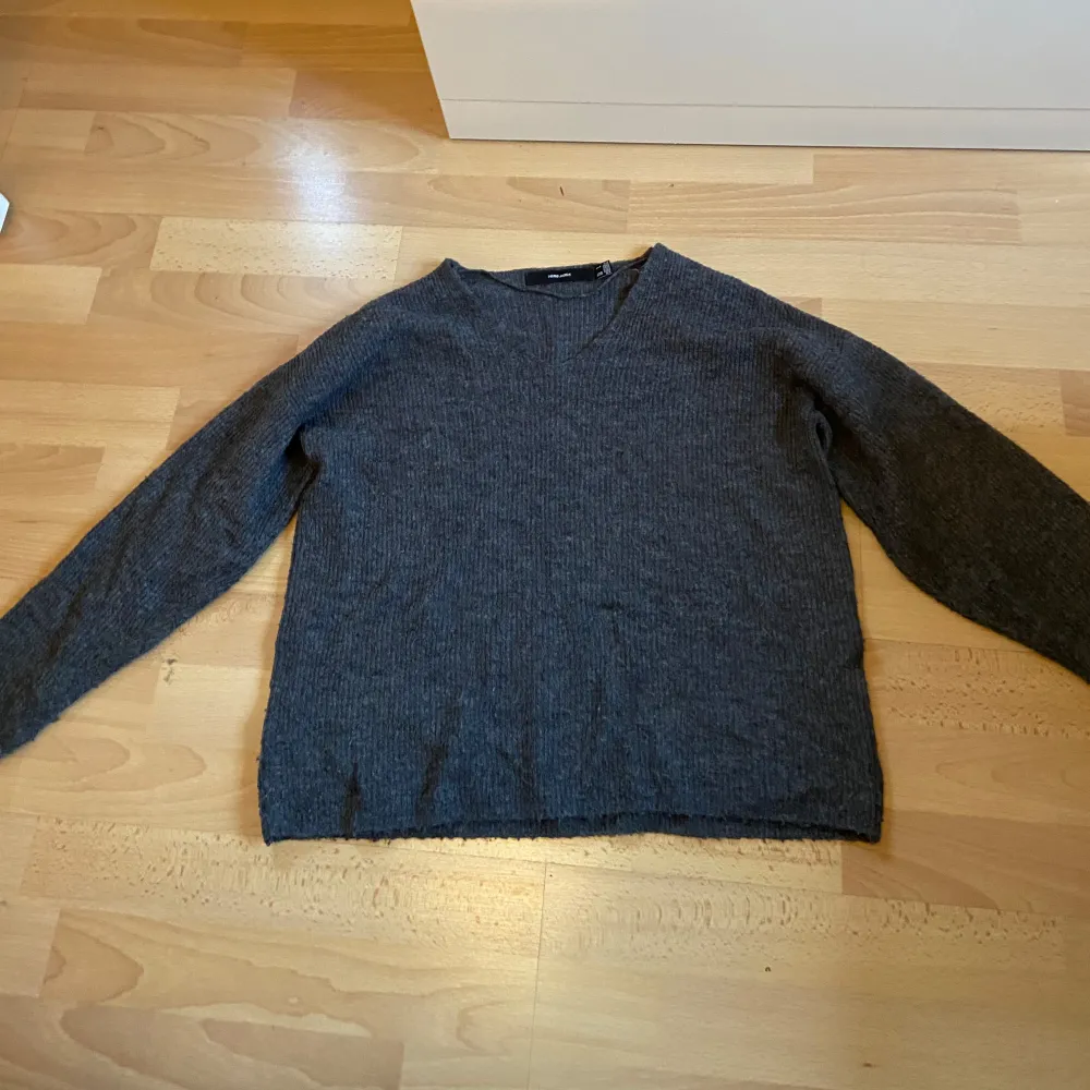 Säljer denna mörkgrå stickade tröjan med v-neck från Nelly, märke Vero Moda💕super skön och otroligt fin, säljer då den inte kommer till användning längre, strl S💕köpt för 299kr säljer för 190kr💕. Tröjor & Koftor.