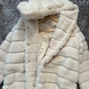 Beige/vit päls/teddyjacka - Säljer en supermysig beige pälsjacka som är perfekt för kalla dagar. Både stilren och bekväm. Jackan är i mycket bra skick och passar perfekt för höst och vinter. Perfekt för att hålla sig varm och snygg! ✨ Pris går att diskutera! (Lånad första bild)