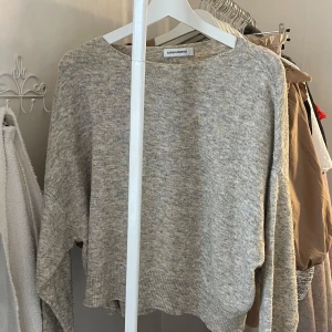 Grå stickad tröja från Carin Wester - Mysig stickad tröja från Carin Wester i storlek M. Passar både till vardags och mysiga hemmakvällar.