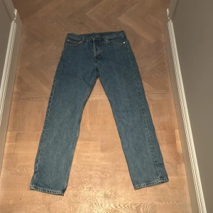 Blå jeans från Weekday - Säljer ett par klassiska blå jeans från weekday. Det är i bra skick utan skador. Lite mer på loose sidan