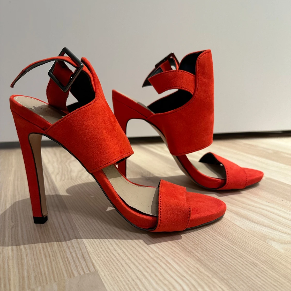 Zara Röda klackskor i mocka