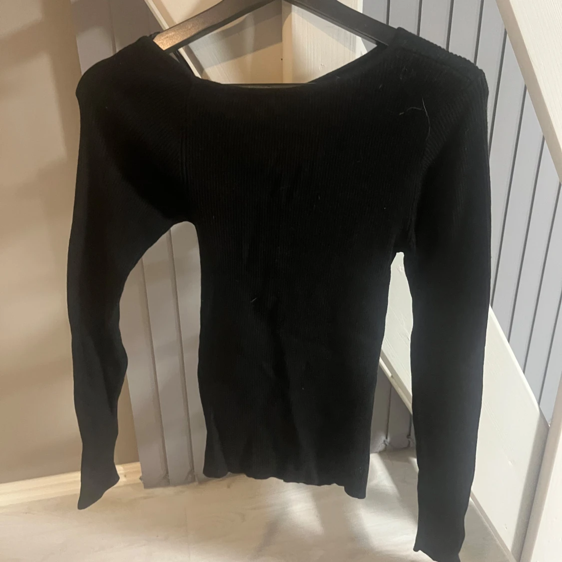 Svart ribbad topp med cutout - 91