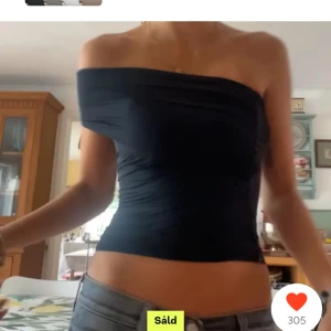  offshoulder topp - Snygg offshoulder topp som är tight och smickrande. Perfekt för en kväll ute eller en stilren vardagslook. Toppen har en elegant och enkel design som framhäver axlarna.