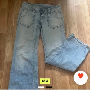 Ljusblå jeans - Säljer ett par ljusblå jeans i bra skick. De har en klassisk femficksdesign och är lågmidjade med en bootcut-stil. Perfekta för en avslappnad vardagslook!