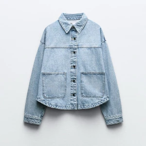 Ljusblå jeansjacka - Säljer en snygg ljusblå jeansjacka i normal passform. Jackan har långa ärmar och knappar framtill. Perfekt för vår och sommar, med två stora fickor fram för extra stil och funktionalitet.