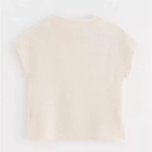 Beige stickad kortärmad topp - Säljer en superfin beige stickad topp i kortärmad modell. Super populär och slut i alla färger på hemsidan💗aldrig använd