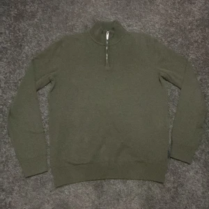 Olivgrön tröja från Bondelid - Säljer en snygg olivgrön tröja från Bondelid i storlek S. Den har en dragkedja vid halsen och är perfekt för kyligare dagar. Tröjan är i bra skick och har en broderad logga på bröstet. Perfekt för både vardag och lite finare tillfällen! (Accepterar endast Swish pga lurendrejerier) (Checka gärna in andra kläder på min profil för att köpa tillsammans för ett rabatterat pris)