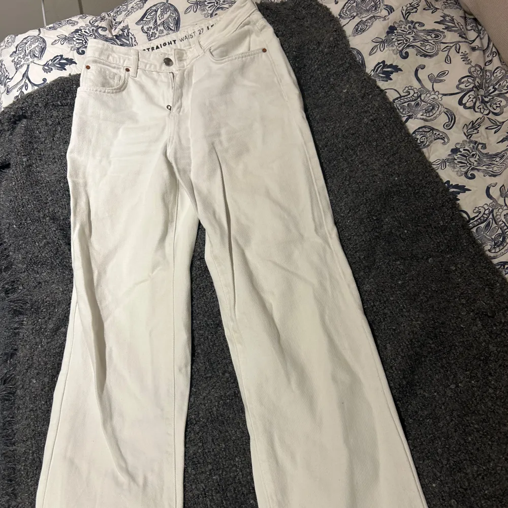 Säljer ett par fina raka jeans från bikbok🤍 De är i strl waist 27 och length 32. Andvända någon enstaka gång bara och som nya!🤍. Jeans & Byxor.