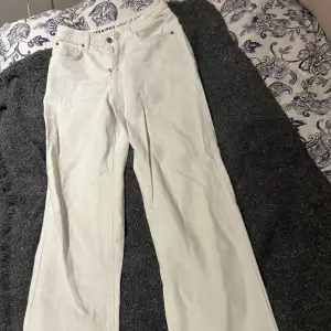 Säljer ett par fina raka jeans från bikbok🤍 De är i strl waist 27 och length 32. Andvända någon enstaka gång bara och som nya!🤍