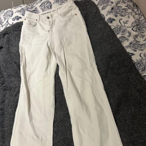 Vita jeans - Säljer ett par fina raka jeans från bikbok🤍 De är i strl waist 27 och length 32. Andvända någon enstaka gång bara och som nya!🤍