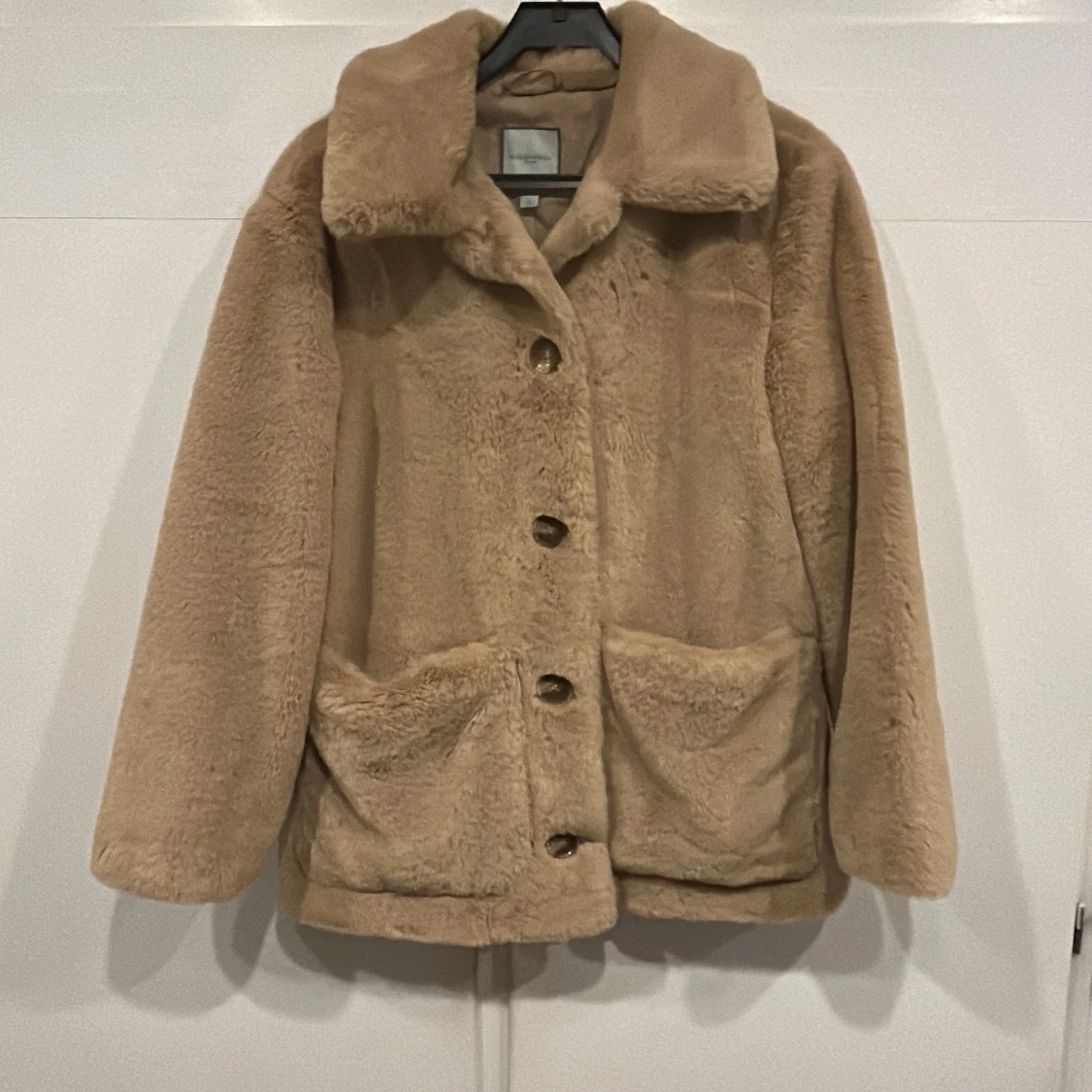 Beige teddyjacka från Urbancode - 30