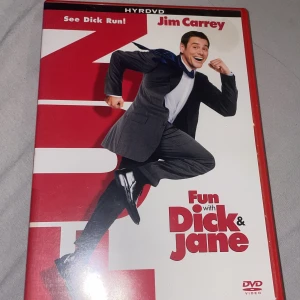Fun with Dick & Jane - DVD-film med Jim Carrey i huvudrollen. En komedi om Dick Harper som förlorar sitt jobb och tillsammans med sin fru Jane försöker hantera den nya situationen. Innehåller bonusmaterial med borttagna scener och bloopers. Perfekt för en rolig filmkväll!