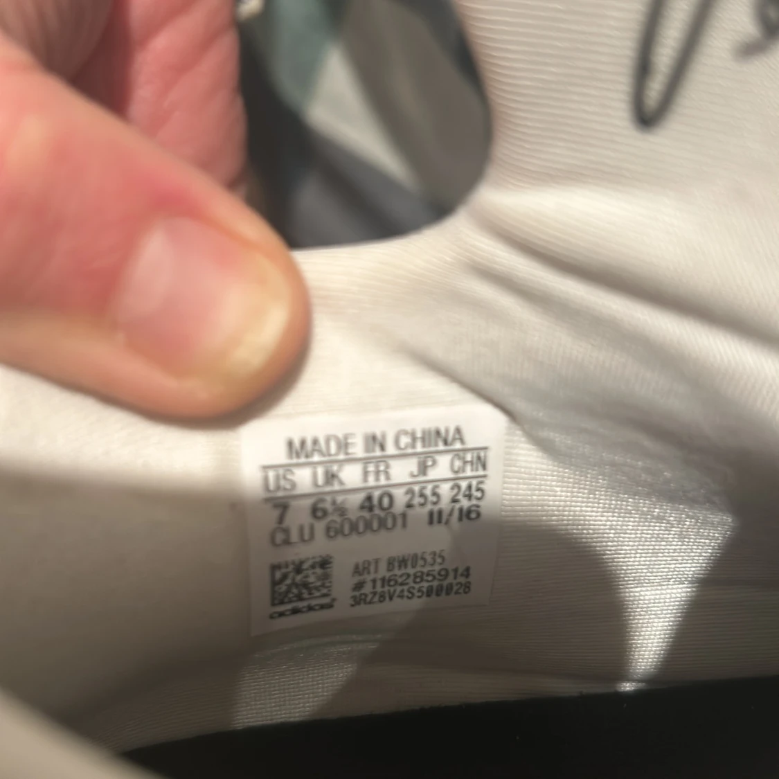 Vita sneakers med svarta detaljer - 93