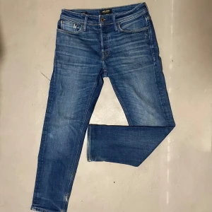 JacknJones Jeans - Säljer dessa stilrena jeans från JacknJones. Jeansen har en schysst färg o fungerar riktigt bra till bas plagg och vardagliga outfits. Vid frågor eller funderingar är det bara att höra av sig!