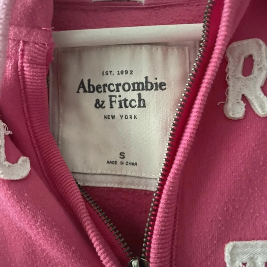 Rosa hoodie från Abercrombie & Fitch - 90