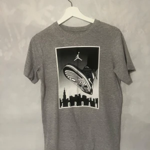 Grå t-shirt från Nike med Jordan-tryck - Säljer en grå t-shirt från Nike Jordan i sungdomsstorlek L (152-158). T-shirten är i bra skick..