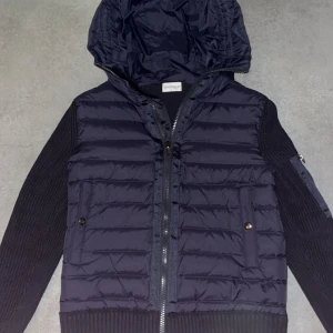 Moncler jacka - Moncler jacka till salu! Perfekt för höst och vinter. Den är i ett extremt bra skick utan några defekter. Säljer den då jag vill testa något nytt, finns kvitto men endast jackan medföljer! Fraktas direkt vid köp📦✈️. Tveka inte att höra av dig vid frågor eller funderingar😁                                             (Först till kvarn✅)