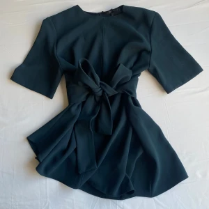 Zara blus  - Ser svart ut på bilden men är mer mörk grön i verkligheten, kan tyvärr inte visa hur den ser ut på då den är för liten. Använd gärna ”köp nu” 💕