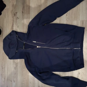 Sail Racing Hoodie - Säljer min Sail Racing hoodie då den blivit lite för liten för mig, mycket fin och är i bra skick.
