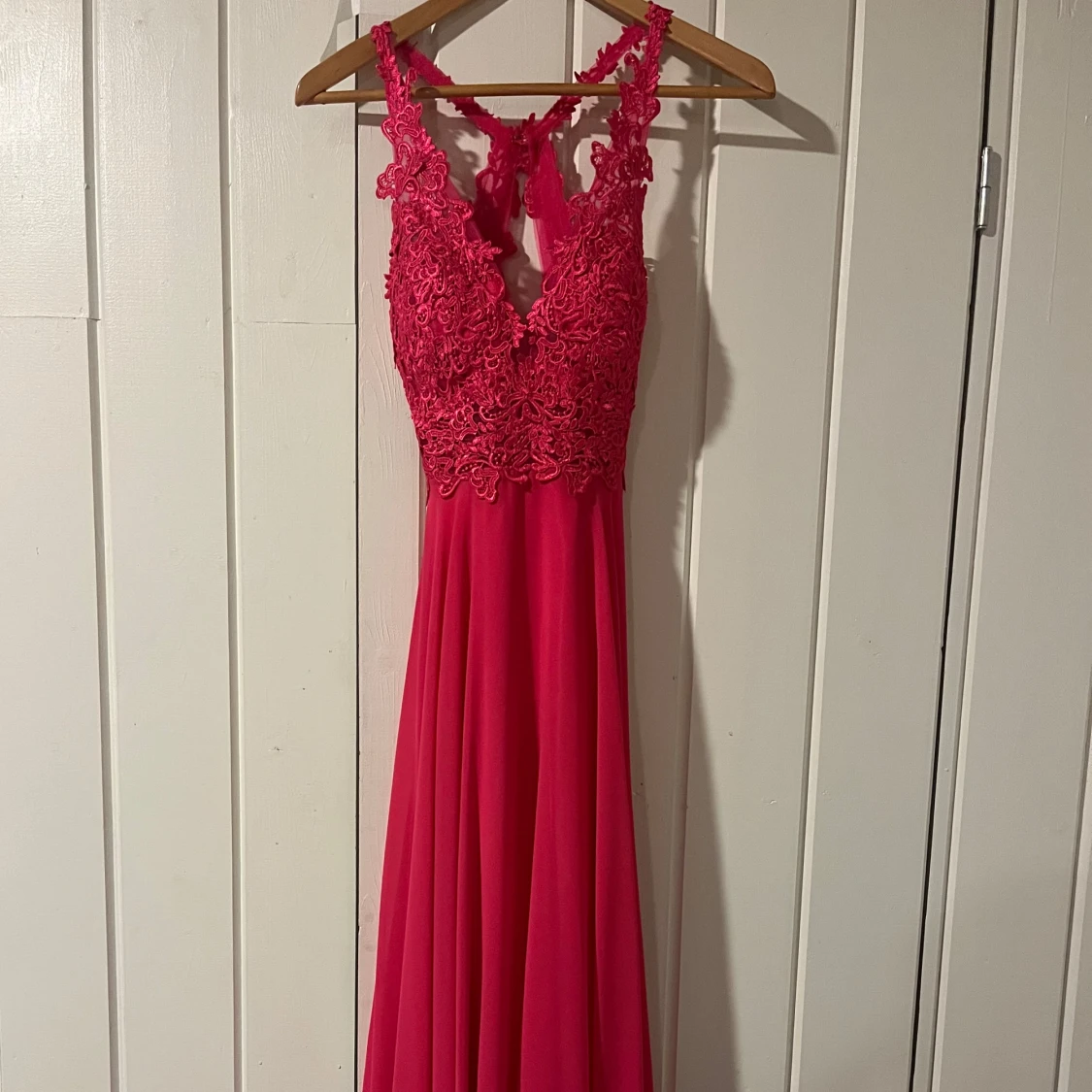 Röd/rosa balklänning med spetsdetaljer - 91