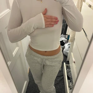 Vit långärmad tröja - Säljer en stilren vit långärmad topp med tight passform.🤗