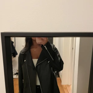 Oversized skinnjacka - Säljer en jättesnygg skinnjacka i oversized modell från Nelly. Aldrig använd utan endast provad 💕