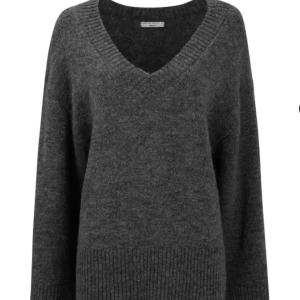 V ringad stickad tröja - Jätte snygg v ringad stickad tröja som sitter så fint på, använd 2 gånger och säljer den för jag använder aldrig den, tröjan är även helt slutsåld och den är i nytt skick❤️storlek Xs passar S också