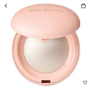 Snygg highlighter från Rare Beauty i en elegant rosa förpackning. Färgen Enlighten, knappt använd💗nypris 419 kr