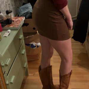 Kjol från Urban Outfitters - Fin kjol från Urban Outfitters i storlek M. Minimalt använd 