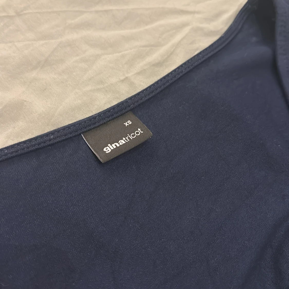 Mörkblå långärmad, U-ringad topp från Gina Tricot - 92