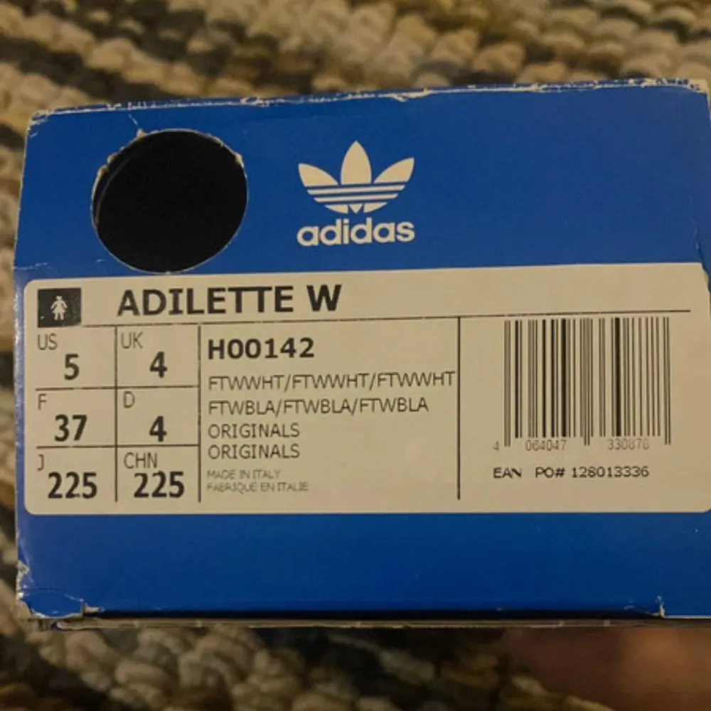 Säljer ett par helt nya/oanvända adidas tofflor i storlek EU 37. Muu.