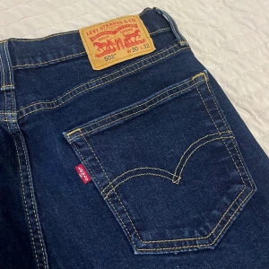 Levi's 502 - Knappt använda, där av superfint skick. Skickar gärna fler bilder om så önskas och pris kan diskuteras! 🎀 (OBS! Köparen står för frakten)  P.S. Jeansen ser jättemörka ut på sista bilderna men färgen är som på bild 1 & 2 