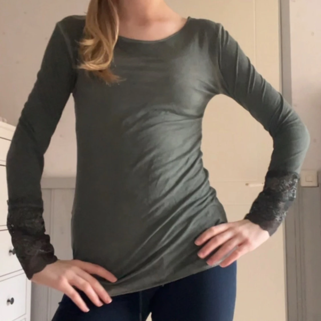 Grön långärmad topp med spetsdetaljer - 1