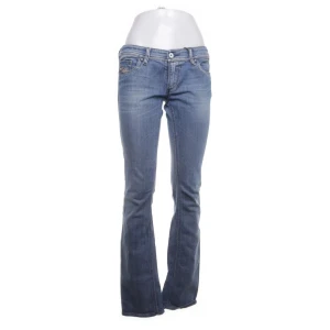Blå bootcut jeans - Fina diesel jeans köpta från sellpy med snygga fickor! Säljer för de var för långa på mig som är 169💗 kom privat för mer bilder! Storlek 29