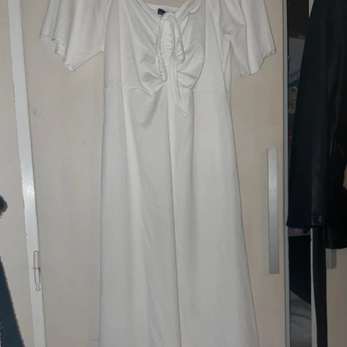 Vit klänning med knytning - 1