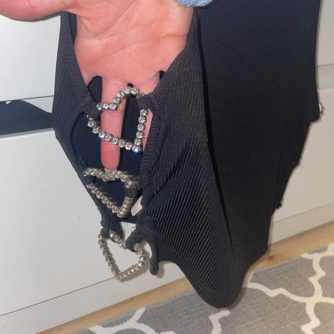 Svart ribbad topp med kedjedetaljer - 2