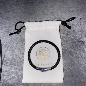 Svart läder armband från Scottsberry - Scottsberry armband i världigt bra skick.