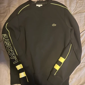 Lacoste sweatshirt black/limeira - Lacoste sweatshirt black/limeira tröjan har slutats säljas helt och därav väldigt unik. Har används bara ett få gånger på grund av att den är för stor för mig och säljer av kläder jag inte använder. Värdet på den kan mycket väl stiga. Digitalt kvitto på Zalando finns för äkthets bevis. Resell värdet ligger på omkring 2300kr Strl S, passar både S och M perfekt. finns i ystad att hämta eller fraktas (ej gratis frakt) 