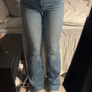 Jeans  - Supersnygga och sköna ljusblå jeans bootcut jeans  ifrån JDY, strl 25 längd 34. Långa på mig som är 1,69 och har därför gått sönder lite längst ned på benen, se sista bilderna. Byxorna slutar precis innan naveln o är midwaist/högmidjade kolla bild. 