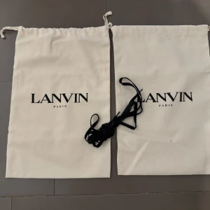 Lanvin skopåsar - Två vita skopåsar från Lanvin Paris, samt sko snören som med följer!