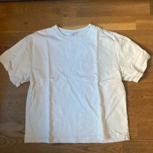 Vit t-shirt - Fin vit t-shirt från lindex i storlek 146-152🌙 använd dig av köp nu, skriv för mer info