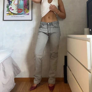 Grå Levis 501 jeans - Klassiska grå Levis 501 jeans. De har en straight passform.