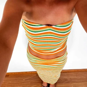 Randigt set - Trendig axelbandslös topp med långkjol med färgglada ränder i grönt, orange och vitt. 